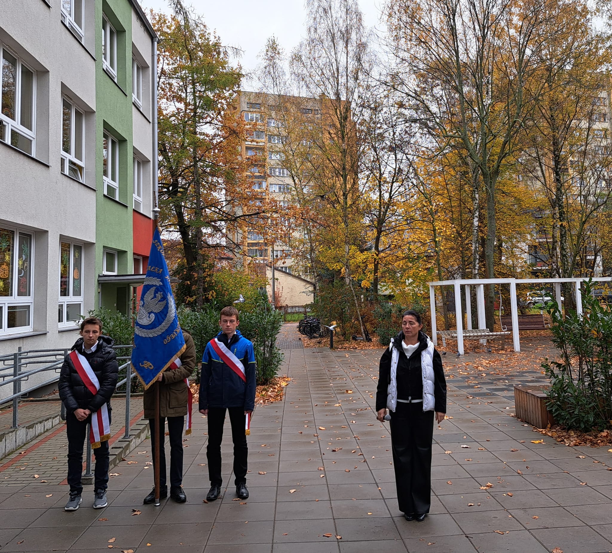 Uczniowie Oddali Hołd Poległym: Uroczystość przy Pomniku Pamięci Poległych i Pomordowanych Obywateli Prokocimia