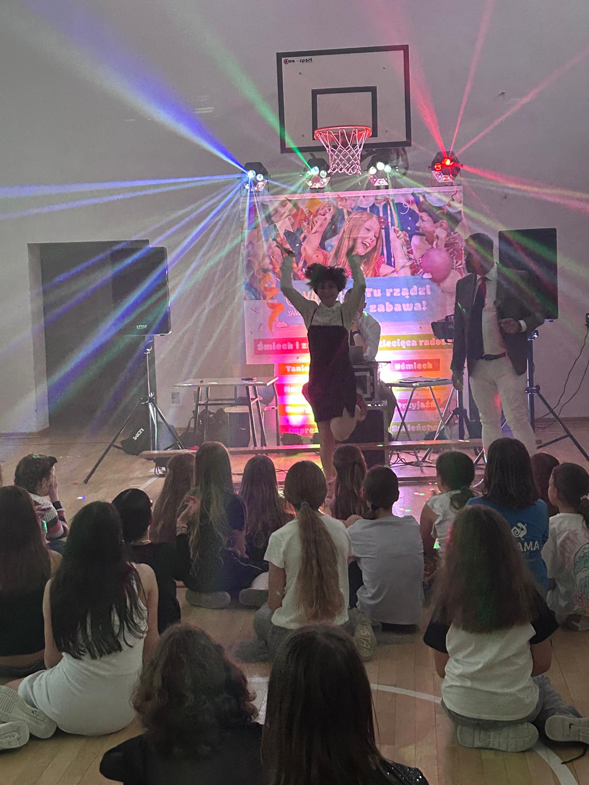 🎉 Zabawa szkolna dla klas IV–VIII – wspomnienie pełne tańca i uśmiechu! 💃🕺