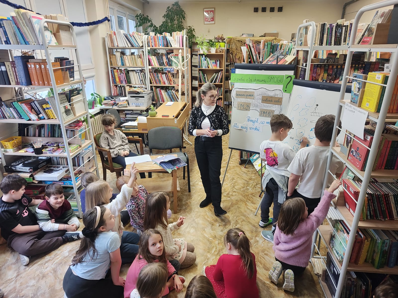 📚🌍 Uczniowie klasy 1c w szkolnej bibliotece! 🌍📚